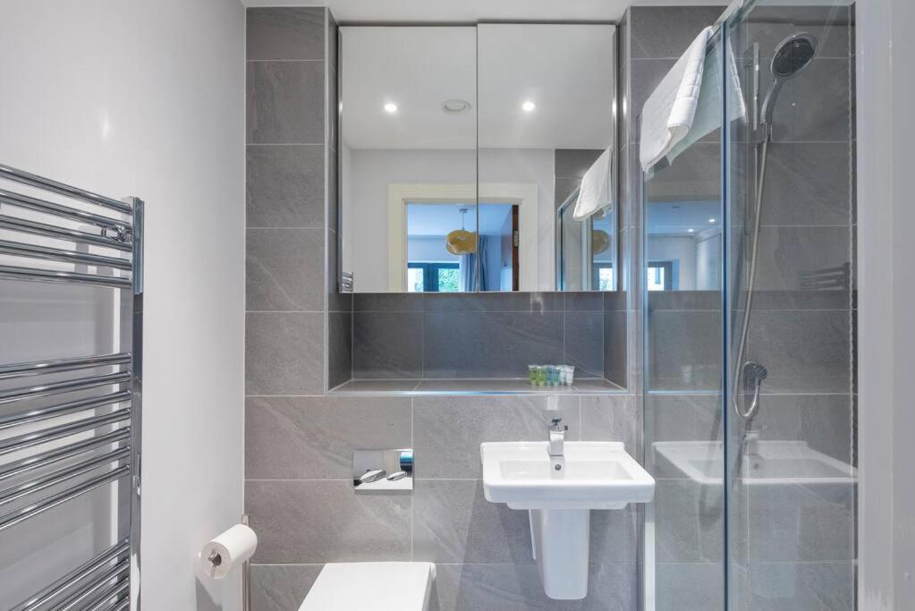 Апартаменты Stylish 2 Bed 2 Bath In Highgate & Free Parking Лондон Экстерьер фото